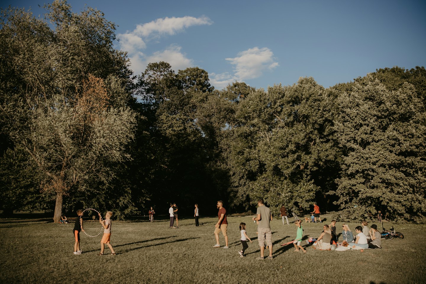 Persone che si divertono all'aperto in un parco soleggiato.